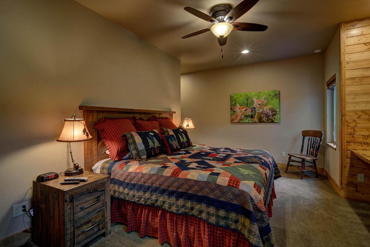 Whispering Pines Lodge: 9 Bedroom Eagle River Exterior foto